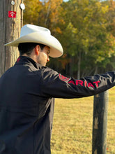 Jaqueta Ariat Logo 2.0 Softshell Preta/Vermelha Indpot SMU
